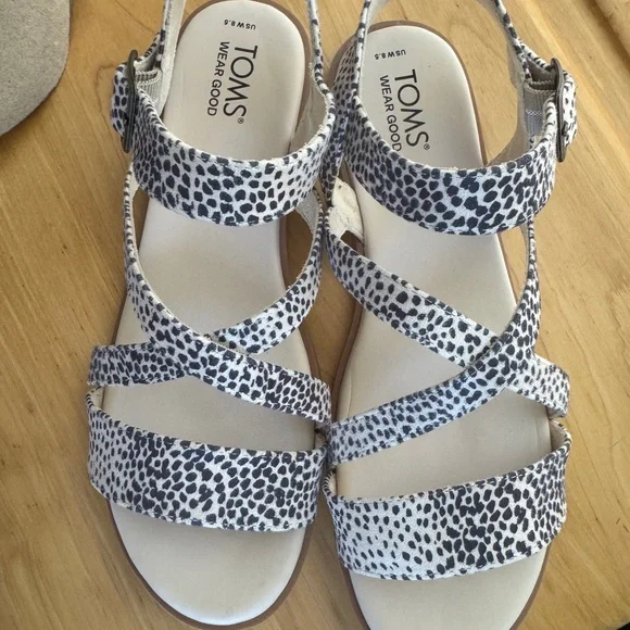 TOMS Print Strappy Sandals 8.5 W with buckle Like New - Picture 2 of 8